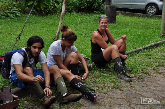 Colocando as caneleiras para se proteger de picadas de cobra, no início da trilha do Rio do Boi, em Praia Grande, em Santa Catarina